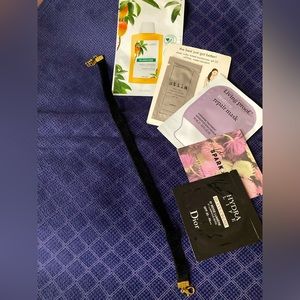 Velvet choker with samples